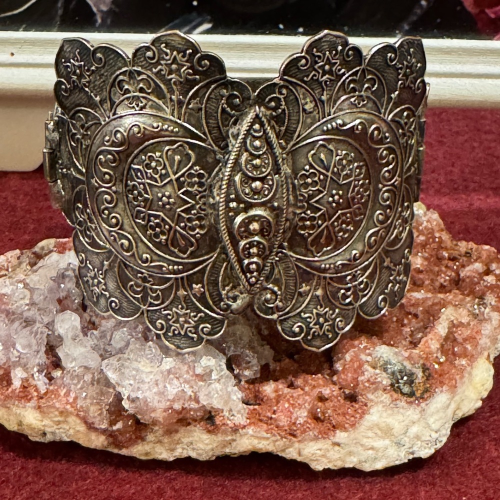 VTG argent ornate silver tone cuff bracelet featuring stars and crescent moons